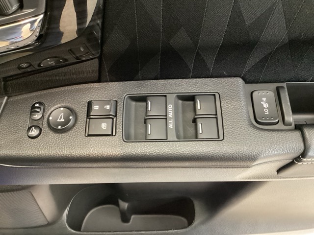 前席の左右別々のシートヒータースイッチが付いています。HiとLoの2段階で温度設定ができます。