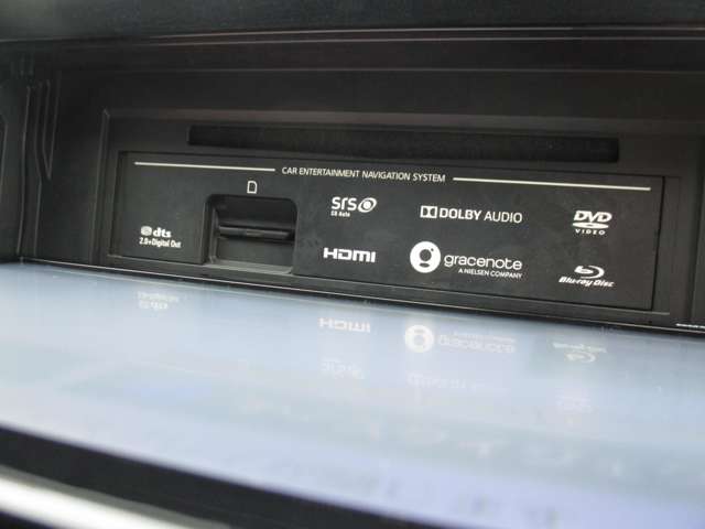 ナビゲーションのAV機能は、CD/DVD/Blu-rayディスク再生機能、Bluetoothオーディオなどを搭載しておりますので、車内がまるでコンサートホールになったかのようにお楽しみ頂けます。