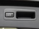 パワーバックドアの開閉ボタンは、バックドア本体にも装備してます。