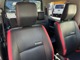 ９型特別仕様車「Ｘ－Ａｄｖｅｎｔｕｒｅ（クロスアドベンチャー）」専用の黒地に鮮やかな赤が映えるヒーター付シート♪　前席の背もたれと座面に撥水・透湿・消臭機能を備えたシート表皮「カブロンソフト」を使用♪