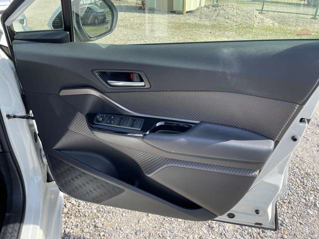 パワーウインドウの操作スイッチです。こちらのスイッチで簡単に窓の開閉をすることができます。車内の空気を入れ替えたいときに便利ですね。