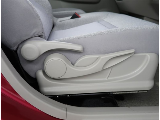 【機能】運転席シートには上下調節が可能なシートアジャスターが付いています。