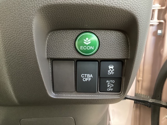 ハンドルの右側には安全装備の、CTBA（シティブレーキアシストシステム）とVSA（ABS＋TCS＋横滑り抑制）の解除スイッチがついています。燃費に役立つＥＣＯＮボタンもここです。