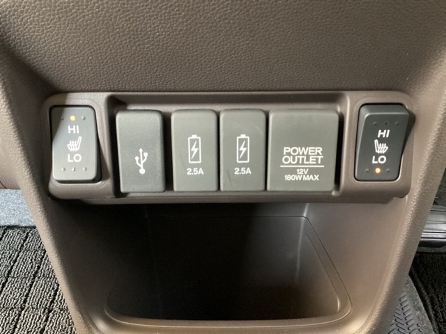 前席の左右別々のシートヒータースイッチが付いています。HiとLoの2段階で温度設定ができます。その間にスマートフォンなどに使える充電可能USB端子が２個、ナビ接続用のＵＳＢ端子が１個ついています。