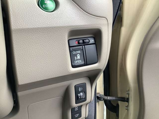 スライドドアの開閉スイッチが運転席側についています。ボタン一つで開閉出来るのは便利ですよね♪