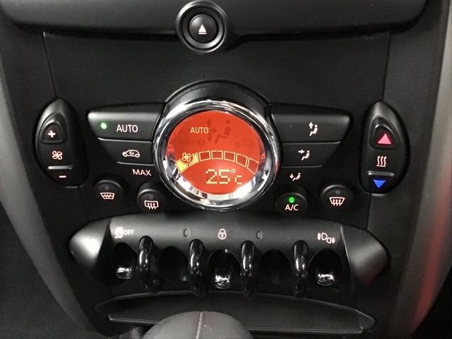 オートエアコン付きです！お好みの温度をセットするだけでエアコンの風量などを自動でコントロール。快適な車内でお過ごしいただけます。