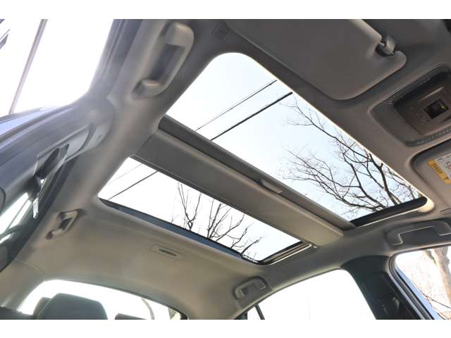 ■メーカーオプションのパノラマルーフが装備されており、車内に心地いい開放感を与えてくれます。