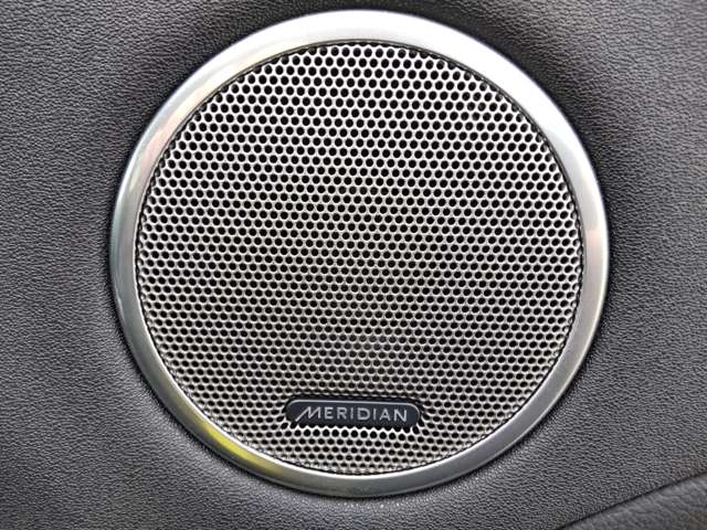 【MERIDIAN】英国の老舗オーディオブランド「MERIDIAN」のサウンドシステムを搭載。低音から高音までをクリアに再現し車内に臨場感溢れる音響空間を提供。