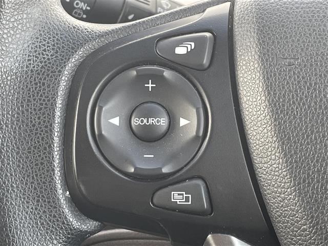 【ステアリングリモコン】手元のボタンから、オーディオやナビなどの操作ができるので、よそ見をせずに安全に運転に集中できます！