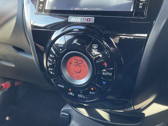 見やすいデジタル表示のオートエアコンです！設定した温度に車内を自動で調節してくれます♪