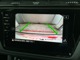 バックカメラの表示画像です。画面にはガイドラインが表示され、車庫入れや縦列駐車などの際に安全確認をサポートします。