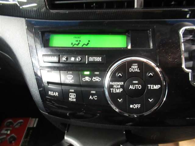 「ＡＵＴＯ」スイッチで車内の温度を一定に保ってくれるオートエアコン。快適装備の代名詞。もちろんマニュアル操作も可能ですよ