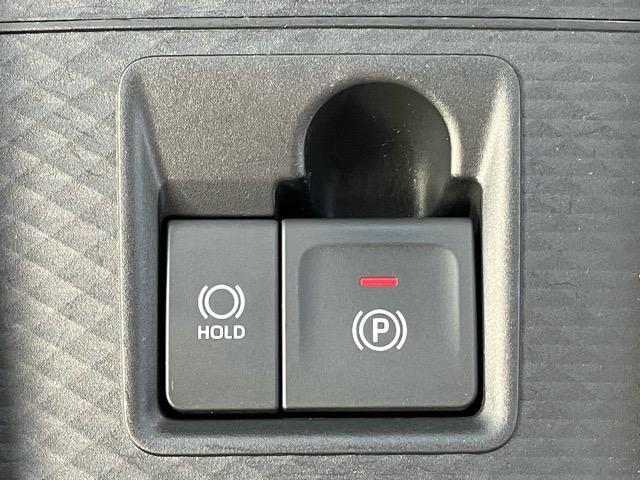 【電動パーキングブレーキ】ボタンを手前に引くだけでパーキングブレーキがロック！発進時にはボタンを押すとパーキングブレーキが簡単に解除される優れものです！