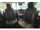 運転席と助手席は、後方に向きを変えられ、2列目シートと対面させることができます。
