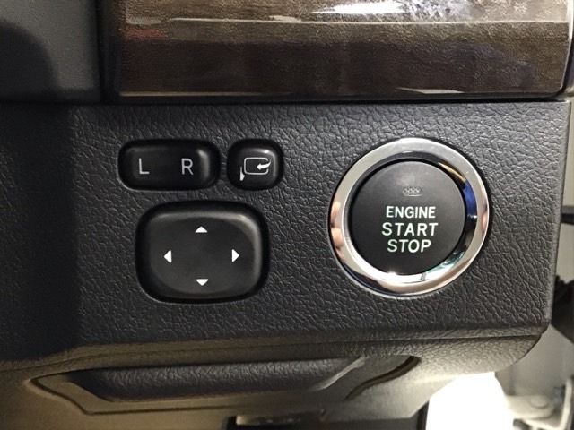 プッシュエンジンスタート／ストップスイッチでキーを差し込むことなく、ワンプッシュでエンジンの始動・停止ができます♪