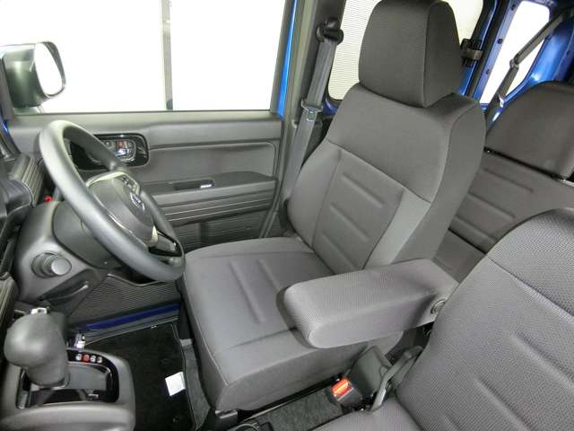 運転席には乗用車と同等サイズのシート骨格を使用、座り心地にこだわるとともに、痛めやすい腰へのサポートも強化しています。