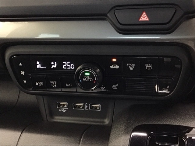 オートエアコン付きです！お好みの温度をセットするだけでエアコンの風量などを自動でコントロール。快適な車内でお過ごしいただけます。寒い時期には嬉しい装備、シートヒーターも付いております！