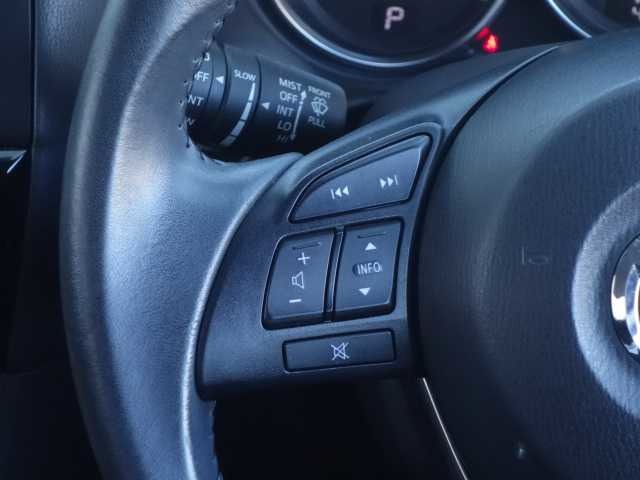 ステアリングスイッチは運転姿勢や視線を崩さずに操作が可能です。左側にはオーディオ類があります。