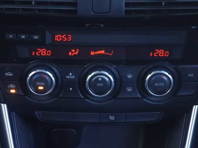 運転席／助手席独立コントロール機能付のフルオートエアコンですので個別の温度管理が可能です。