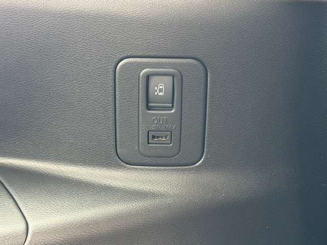 ３列目にもスマホなどの充電ができるＵＳＢ端子付き（ケーブル別途必要）助手席側オートスライドドア開閉ボタンを装備