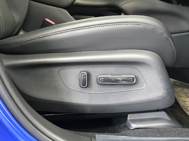 運転席と助手席はパワーシートで、シートの位置・角度・高さ（前・後）を好みに合わせて電動で細かく調節可能です。