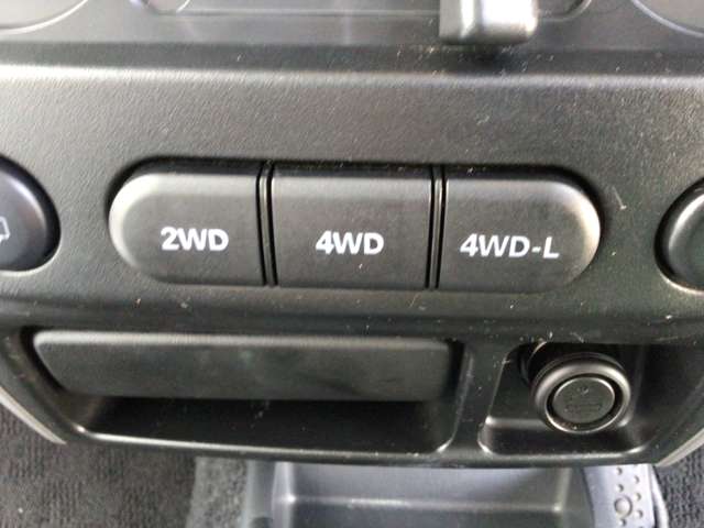 2WD,４WDへの切り替えはボタンを押すだけ！