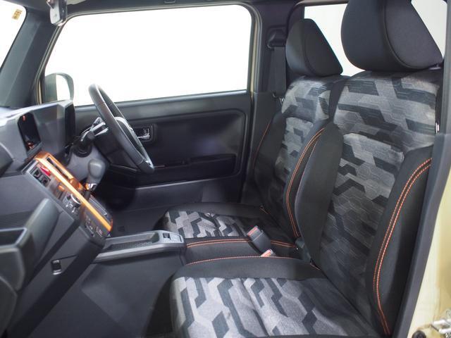 前席はブラック基調のインテリアに迷彩柄のシート生地。アクセントカラーのオレンジがインパネとシートのステッチに使われています。