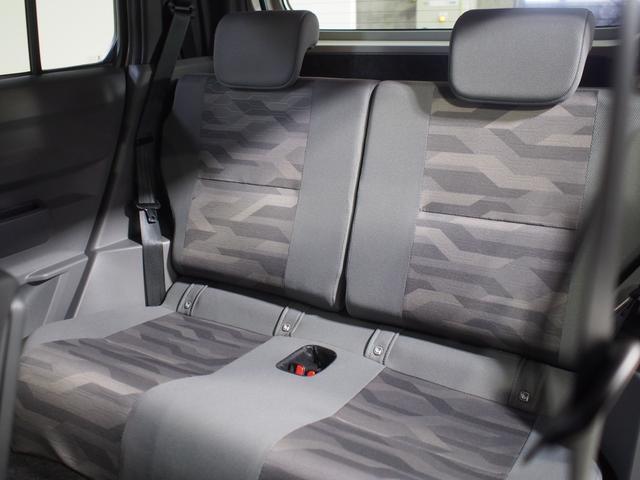 後席はグレー基調のインテリア。前席と後席で基調色を切り替えたデザインです。