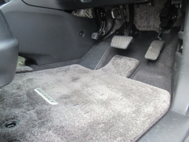 【内装】運転席足元　小さなキズや汚れはありますが、カーペットの破れもなく標準的な状態です。