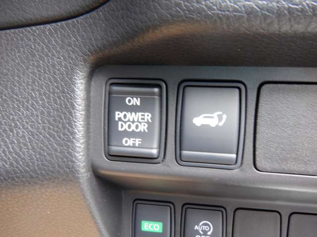 リモコンオートバックドアのスイッチです。こちらのスイッチを押すと自動で閉まりますので、ラクに操作できますよ。