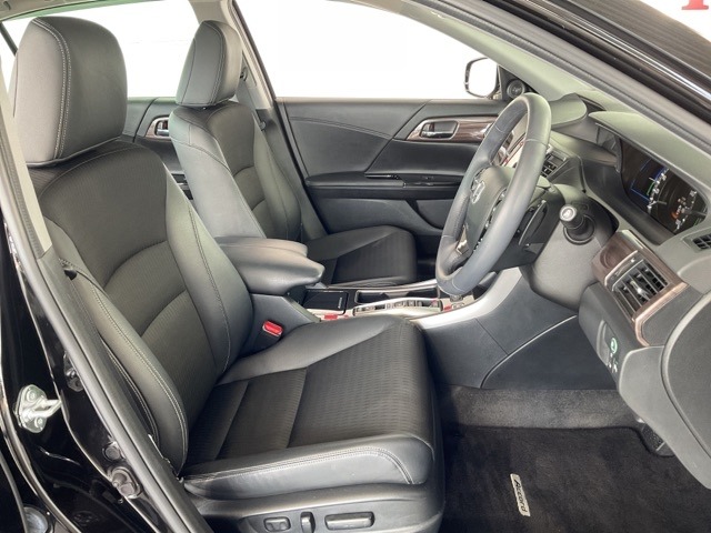 フロントシートは肘掛けとシートヒーター装備の電動パワーシートで、長時間でも快適ドライブ！