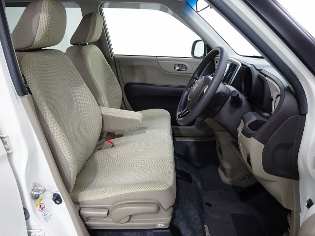 フロントシートはベンチシートで運転席と助手席の移動が簡単です。真ん中にはアームレストも装備されています！またシートの高さも調整もできます。