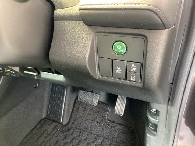 燃費を良くするＥＣＯＮ、横滑りを防止するＶＳＡ等のスイッチは運転席の右側、手の届きやすい位置にあります。