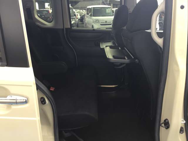 リア席はスライド機能付でゆったり乗車できます 便利なサイドサンシェード・リア席テーブル付です