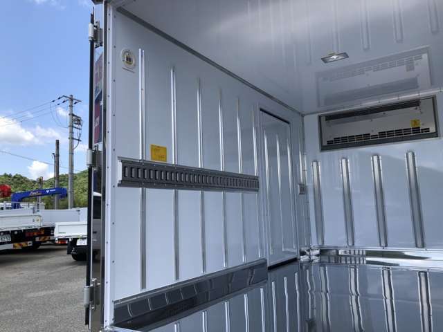 LEDヘッドランプ・LEDフォグランプ・オートライト機能 IHC…インテリジェント・ヘッドライト・コントロール ※周囲に応じて、自動でハイビーム・ロービーム切替