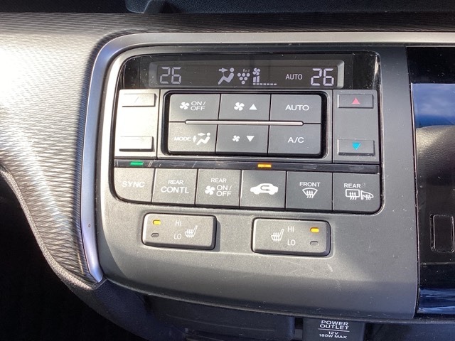 運転席のシートヒーターで寒い日もすぐに温かくなり快適に過ごせます。２段階の温度調整が可能です。