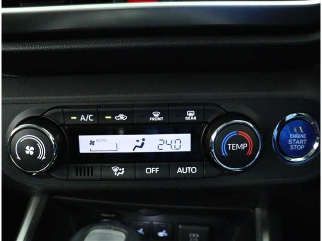 【オートエアコン】一度お好みの温度に設定すれば、車内の温度を検知し風量や温度を自動で調整。何度もスイッチ操作をする必要はありません。快適な車内空間には必須の機能ですね！