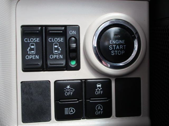 運転席右側のスイッチパネル。スライドドアは左右とも電動、運転席のスイッチでも開閉操作ができ便利です。