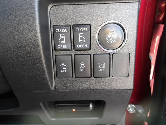 運転席右側のスイッチパネル。左右のパワースライドドアは運転席のスイッチでも開閉操作ができ便利です。