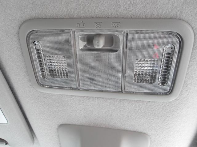 前席の頭上のルームランプ。ドア連動で点灯するほか、パーソナルランプとして片側ずつ点灯もできます。