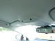 天井センター部分にはサングラスホルダーを装備。　サングラスホルダー上部にある黒い丸の部分は車内の赤外線センサーです。キーロック時、車内で動く物を検知すると警報を鳴らします。
