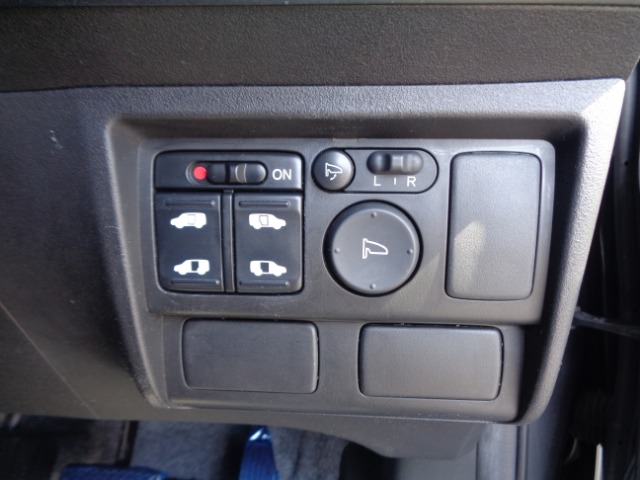 両側便利なパワースライドドア。リモコンや運転席スイッチで自動開閉できます。