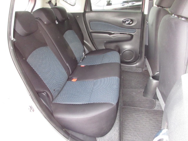 リヤシートは、シートの座面を考慮し、ゆとりある着座姿勢を保てるようにシートバックの角度を適度に調整できるリクライニングシートにしています。長距離にも十分適してます。