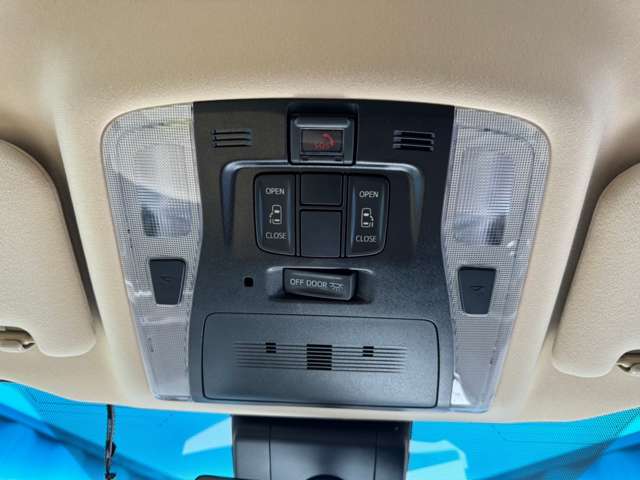 【オーバーヘッドコンソール】両側パワースライドドアが運転席から操作が可能です。