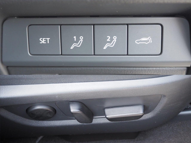 運転席はランバーサポート機能付きの電動シート。２パターンのメモリー機能も付いています。