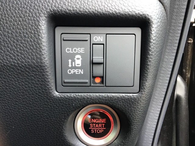 電動スライドドア装備！運転席よりボタン一つで開閉可能でございます。
