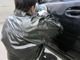 ガラスコーティングとは、車の表面にガラス皮脂を塗って表面を保護することで、車のボディを汚れにくくする加工のことです。従来のワックスと違い、一度施工すればピカピカの状態を長期間持続することができます。