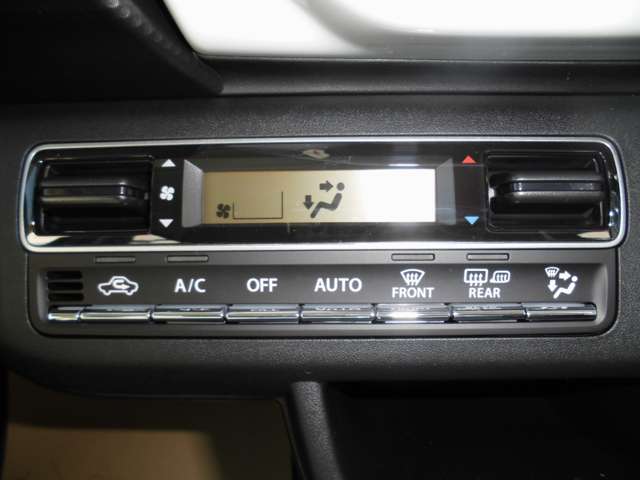 オートエアコンなので車内の温度を自動で一定に調節してくれます。