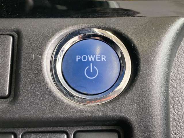 システムスタートボタンです。キーが車内にあれば、エンジンの始動・停止はブレーキを踏んでスイッチを押すだけ！キーを取り出す手間を省き、ワンプッシュでエンジンを操作するので簡単でスムーズです。