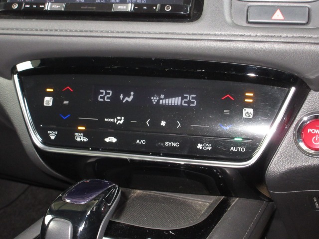 操作部に静電式タッチパネルを採用したフルオートエアコンディショナー。インターナビ同様、スマートフォン感覚の直感操作を実現しています。運転席＆助手席シートヒーターがあり、2段階に温度設定が可能です。